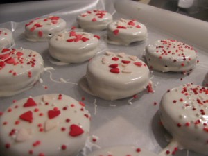 http://www.commonsensewithmoney.com/wp-content/uploads/2011/02/white-chocolate-covered-oreos1.jpg
