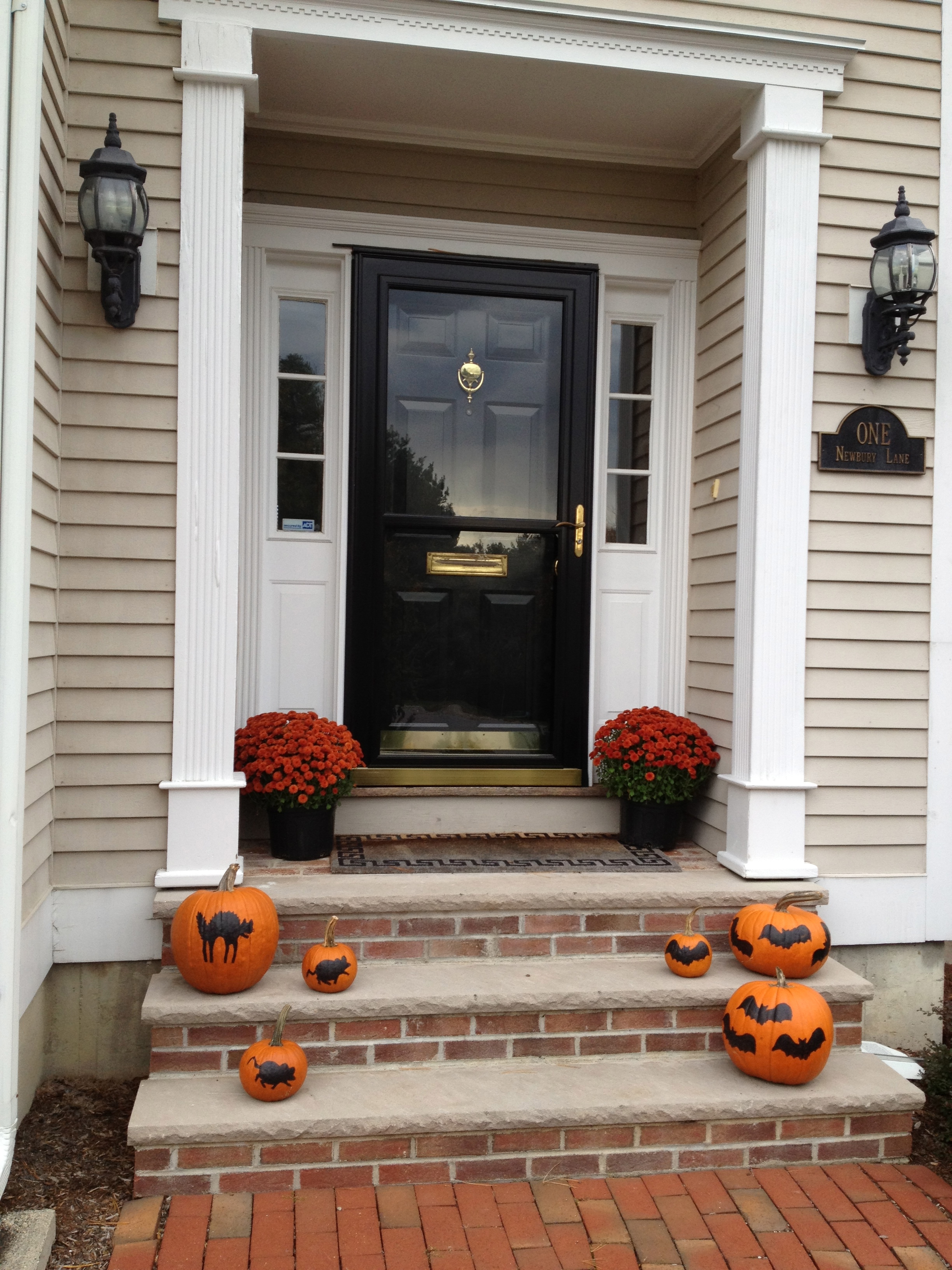 Easy Halloween Decor: Painted Pumpkins