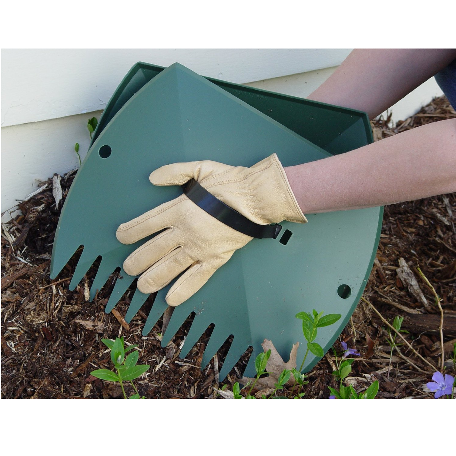 Amazon: Lawn Claws Garden and Yard Leaf Scoops Only $7.69!