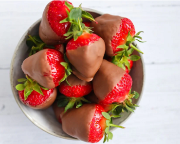 Super Easy Way to Make Chocolate Covered Strawberries